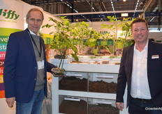 Cees de Bakker and Marcel Weering of Jiffy at their alternative to a rockwool block.